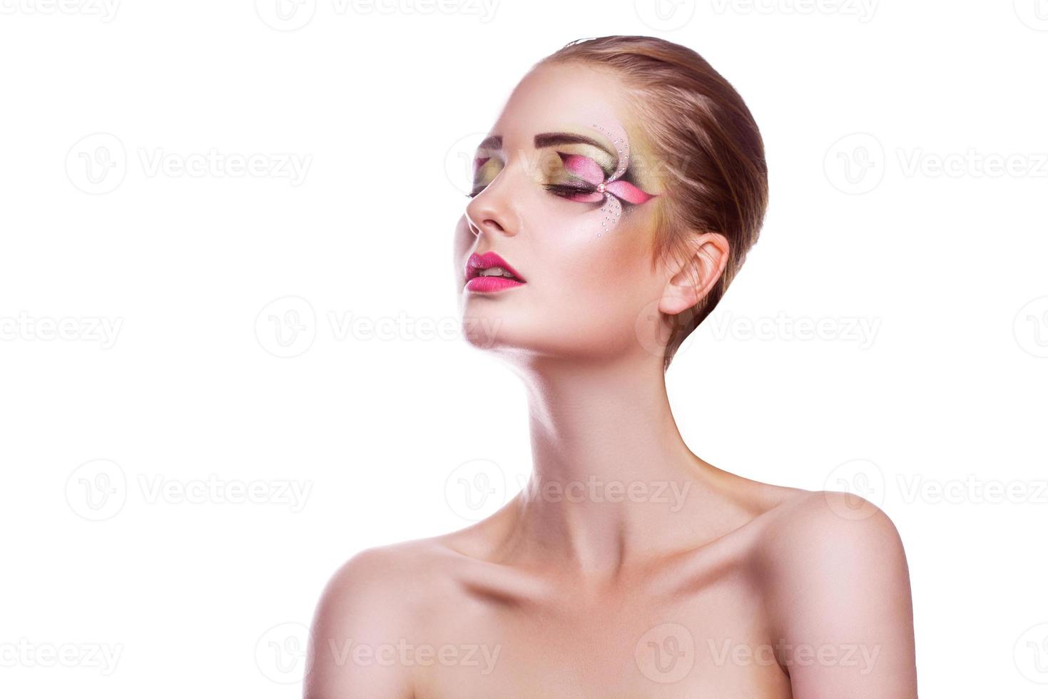aislado en blanco bcakground mujer adulta joven con maquillaje creativo foto