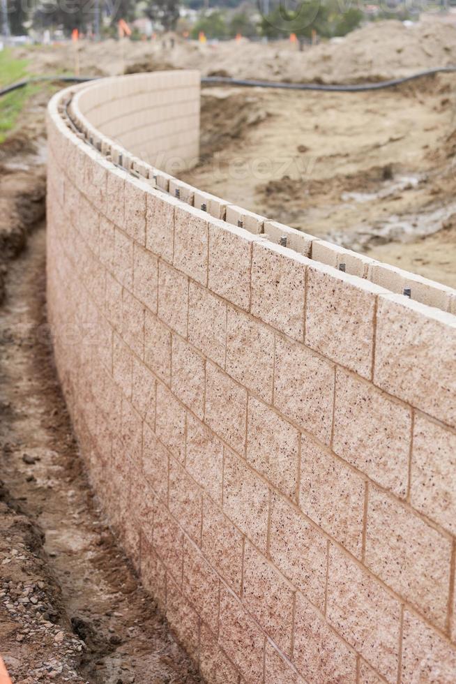 nuevo muro de contención al aire libre en construcción foto