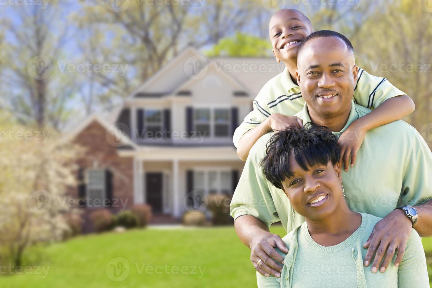 familia afroamericana frente a una hermosa casa foto