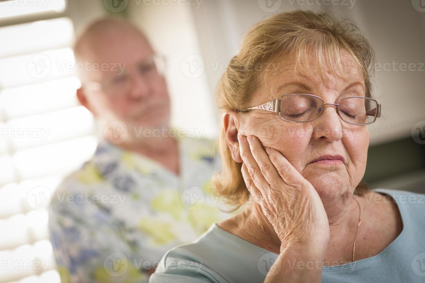 pareja de adultos mayores en disputa o consolación foto