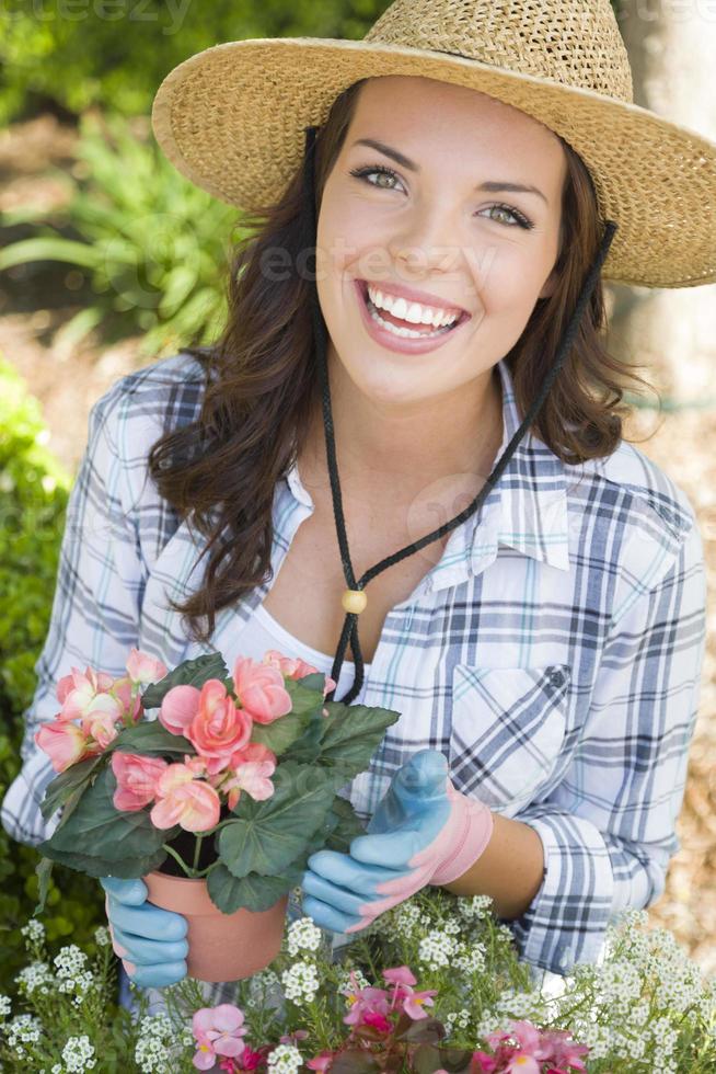 mujer adulta joven con sombrero de jardinería al aire libre foto