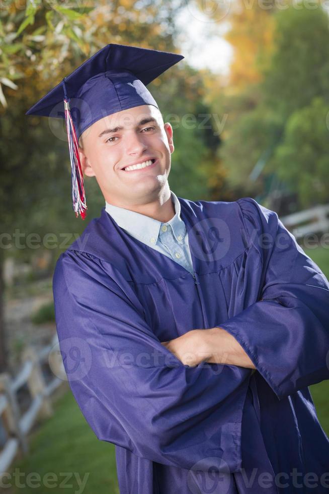 apuesto hombre graduado en toga y birrete foto