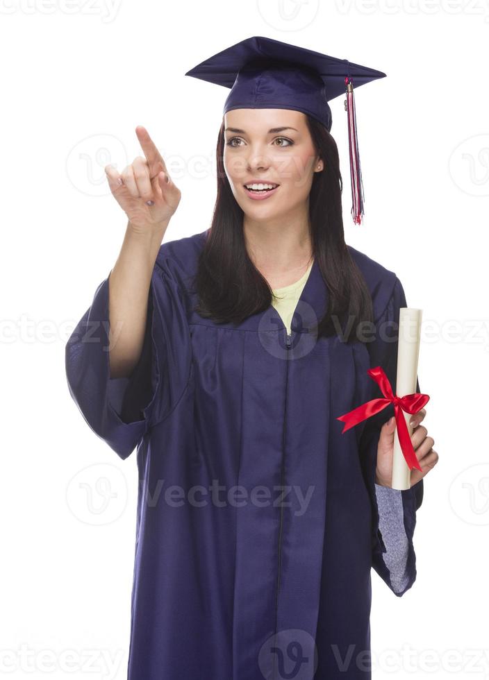 Graduada femenina presionando el botón en blanco en el panel con sala de copia foto