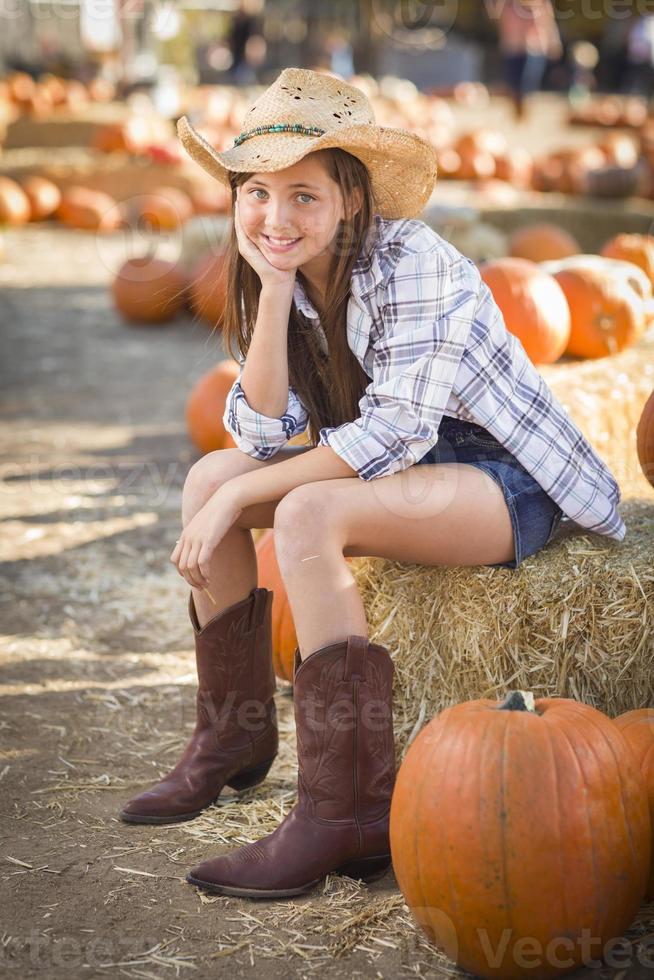 retrato de niña preadolescente en el huerto de calabazas foto