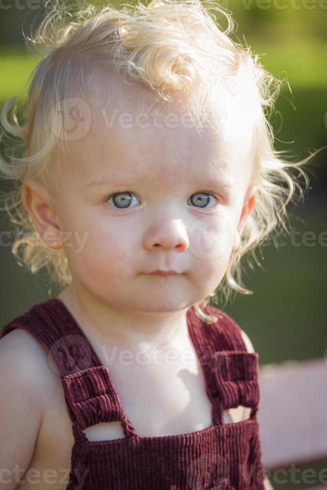 lindo retrato de niño en el parque foto