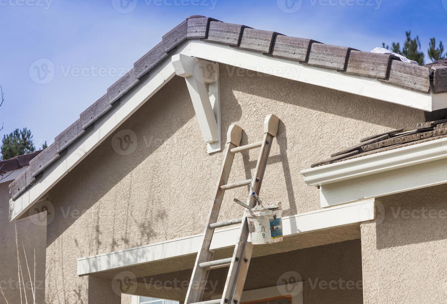 escalera apoyada contra una casa lista para pintura nueva foto