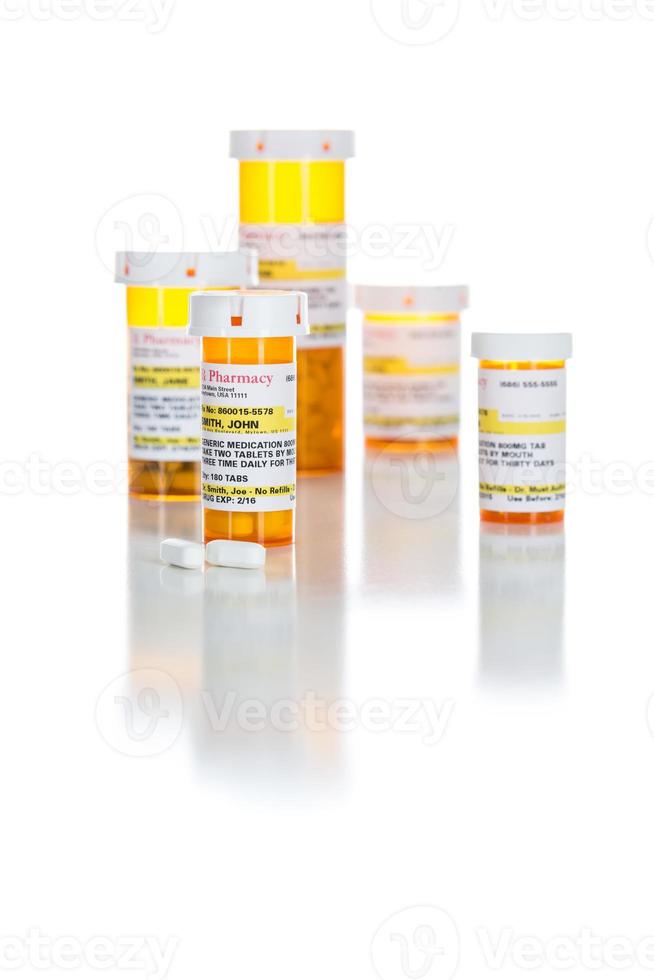 Frascos de prescripción de medicamentos no patentados y pastillas aisladas en blanco foto