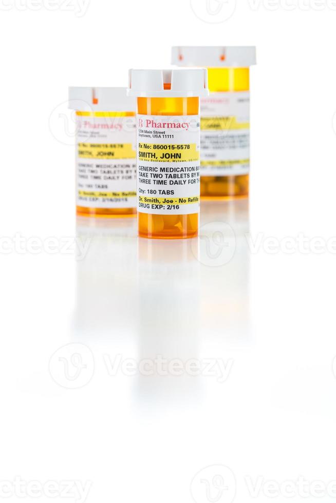 Tres frascos de prescripción de medicamentos no patentados aislados en blanco foto