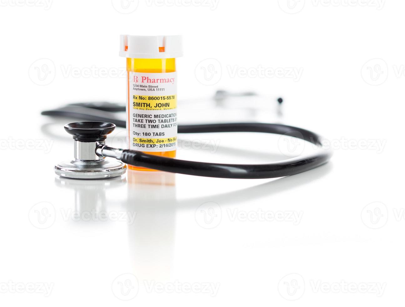Frasco de prescripción de medicamentos no patentados con estetoscopio aislado en blanco foto