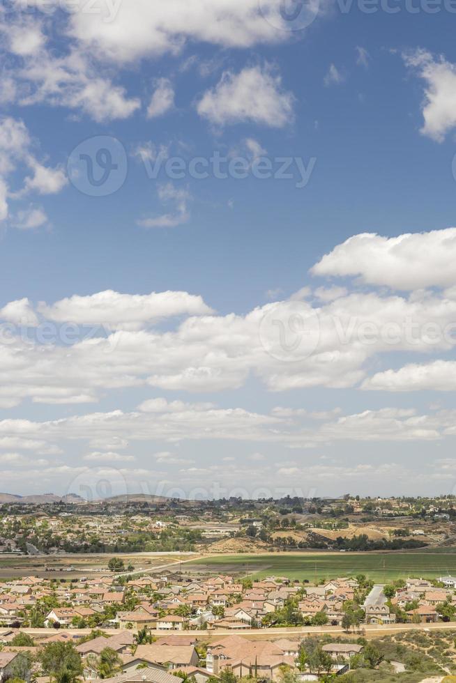 barrio contemporáneo y nubes majestuosas foto