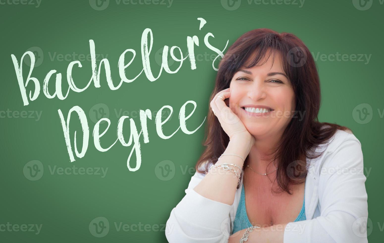 Licenciatura escrita en pizarra verde detrás de una mujer sonriente de mediana edad foto