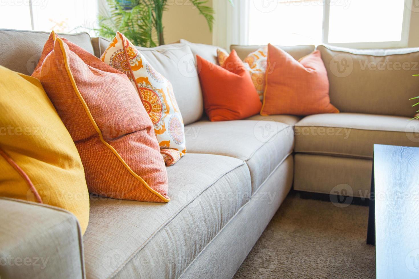 resumen de la acogedora y colorida sala de estar del sofá en casa foto