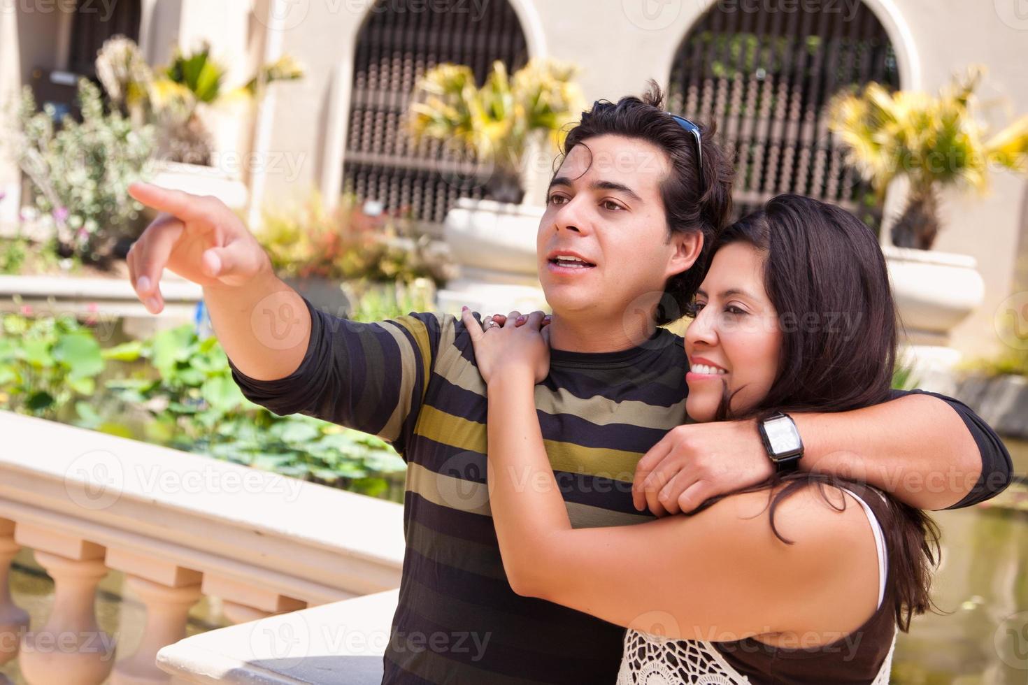 atractiva pareja hispana disfruta del aire libre foto