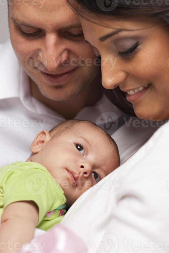 familia joven de raza mixta con bebé recién nacido foto