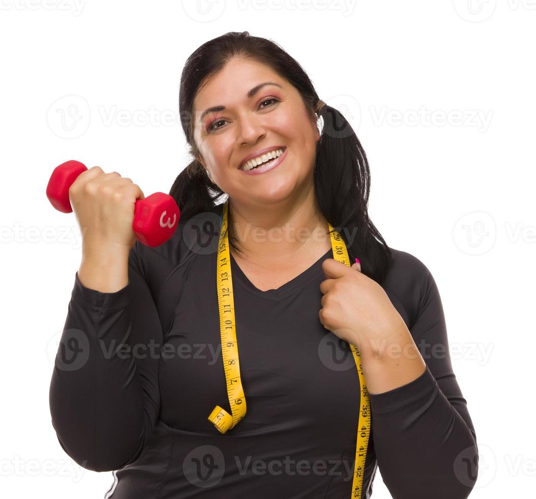 mujer hispana con cinta métrica levantando pesas foto