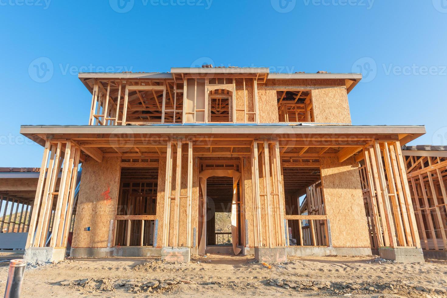 nueva casa de madera enmarcada en el sitio de construcción foto