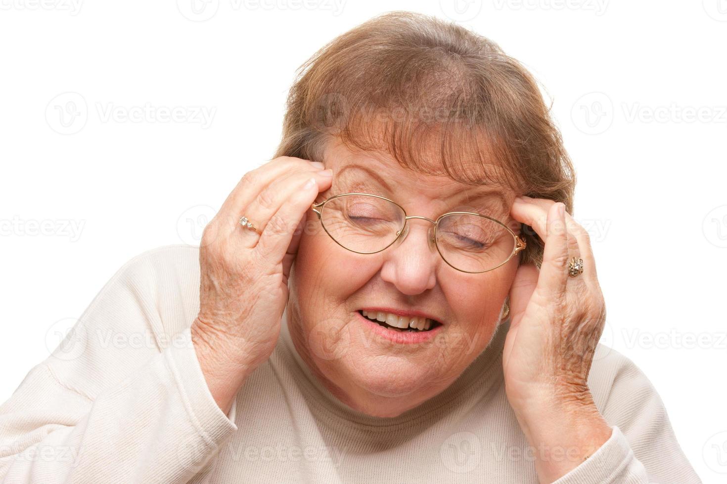 mujer mayor con dolor de cabeza foto