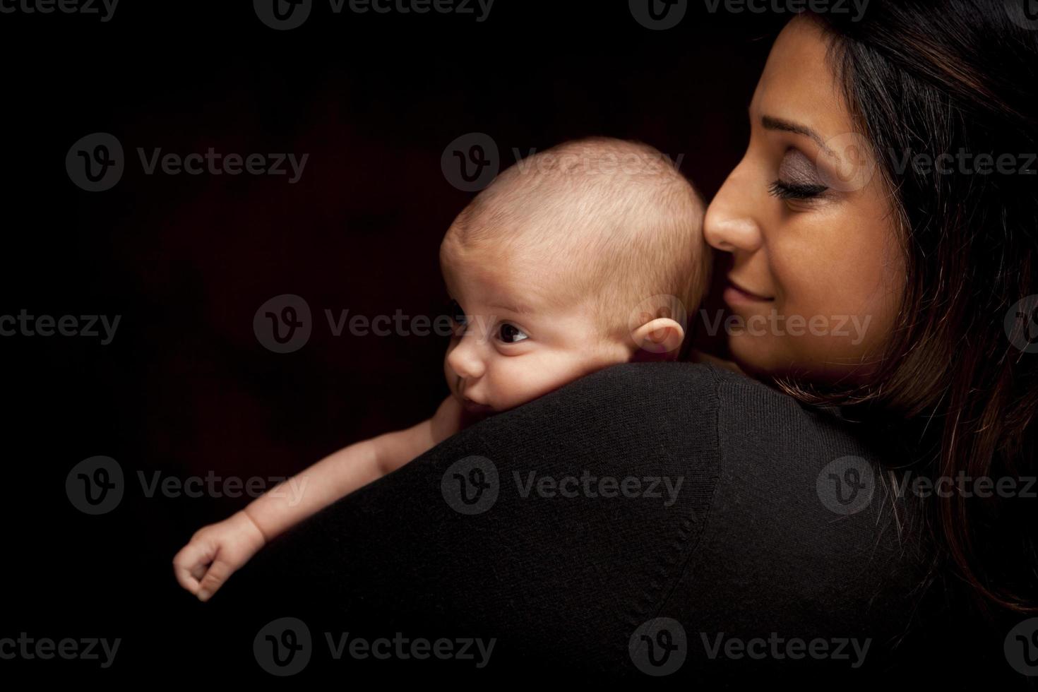 atractiva mujer étnica con su bebé recién nacido foto