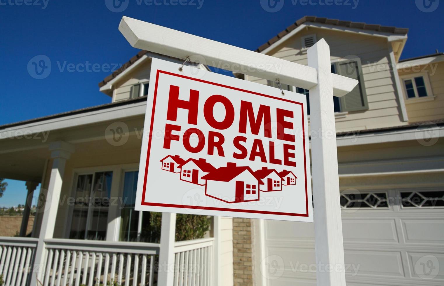 casa roja en venta signo de bienes raíces y casa foto