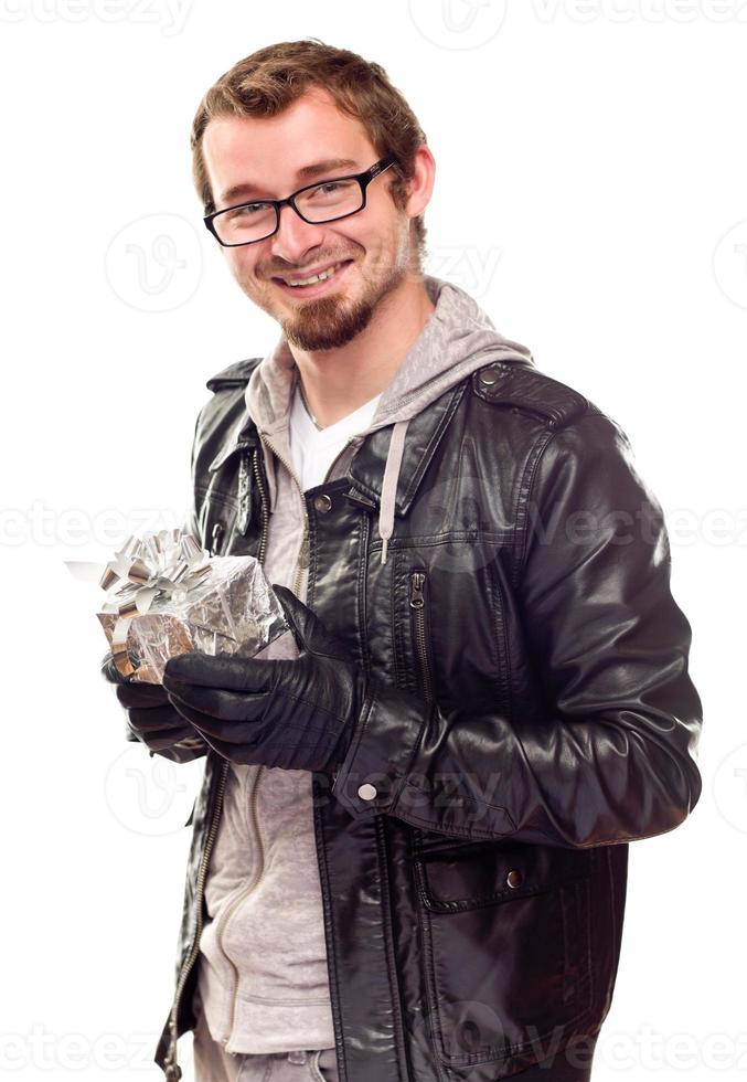 apuesto joven cálidamente vestido con regalo foto