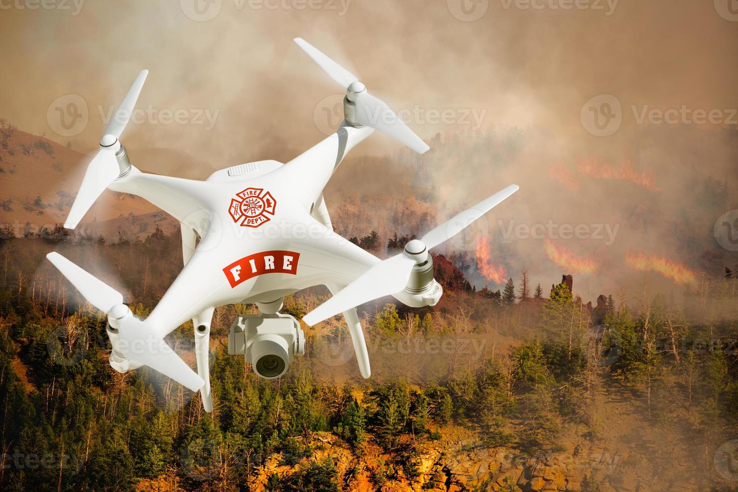 sistema de aviones no tripulados del departamento de bomberos, drone aislado sobre un incendio forestal foto