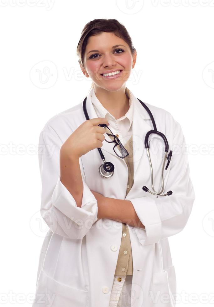 bastante sonriente doctora o enfermera étnica en blanco foto