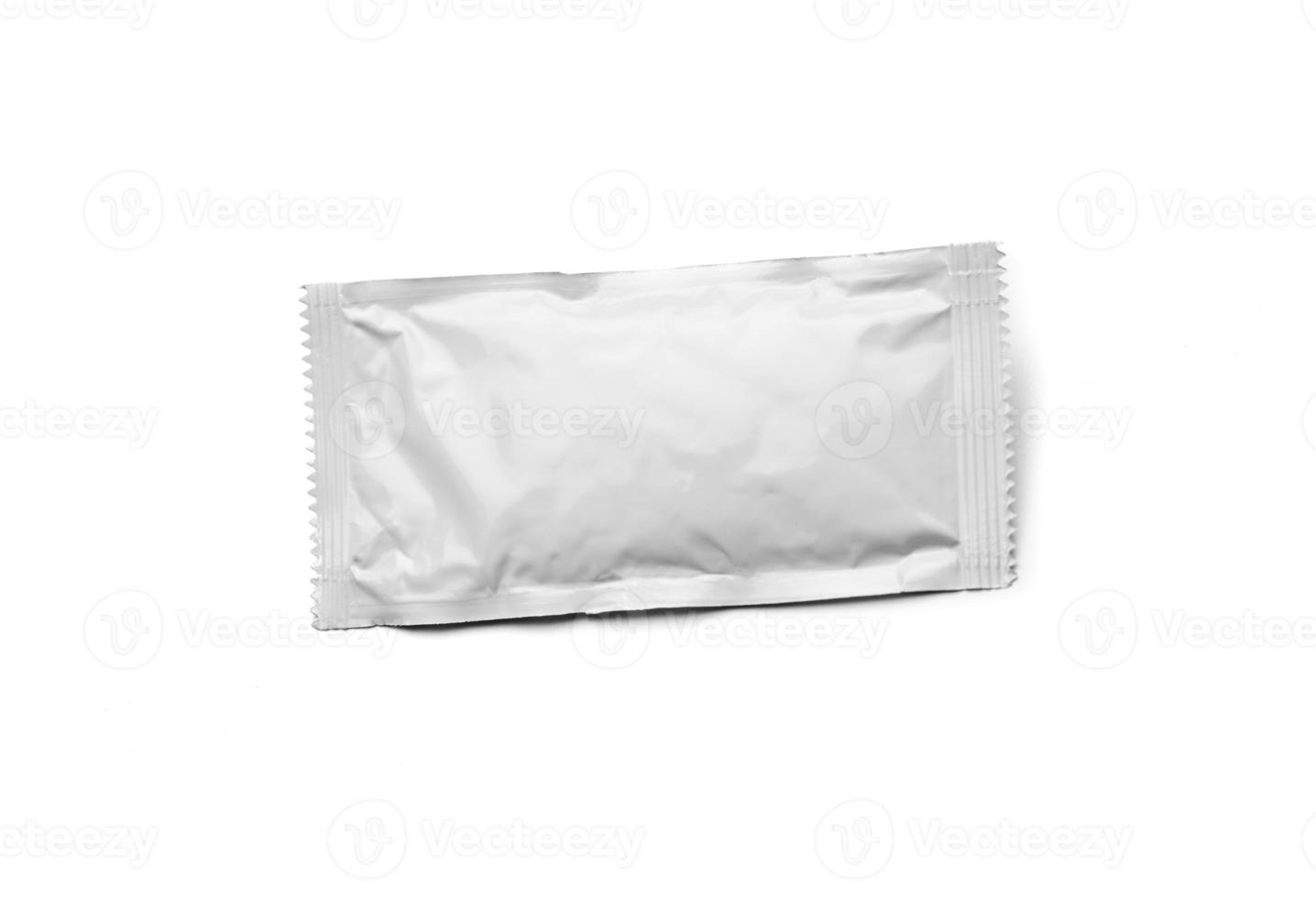 Paquete de condimento blanco en blanco flotando aislado sobre fondo blanco. foto