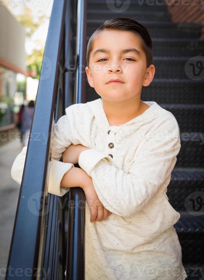 retrato, de, carrera mezclada, joven, hispano, y, caucásico, niño foto