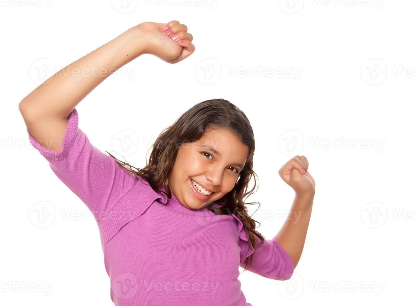 niña hispana feliz bailando aislada foto
