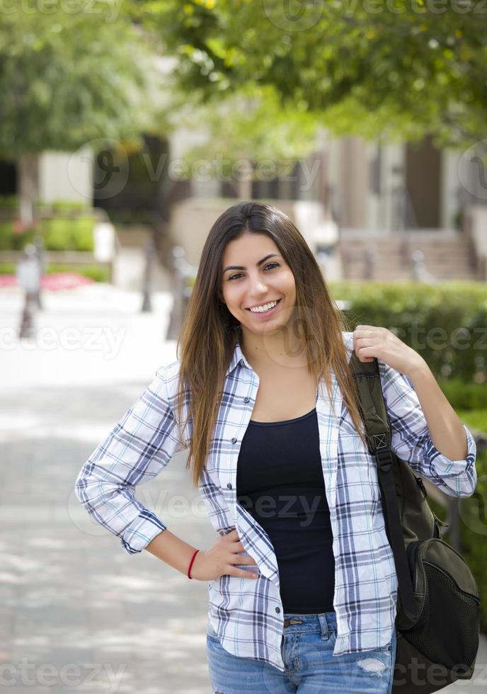 estudiante de raza mixta en el campus de la escuela foto