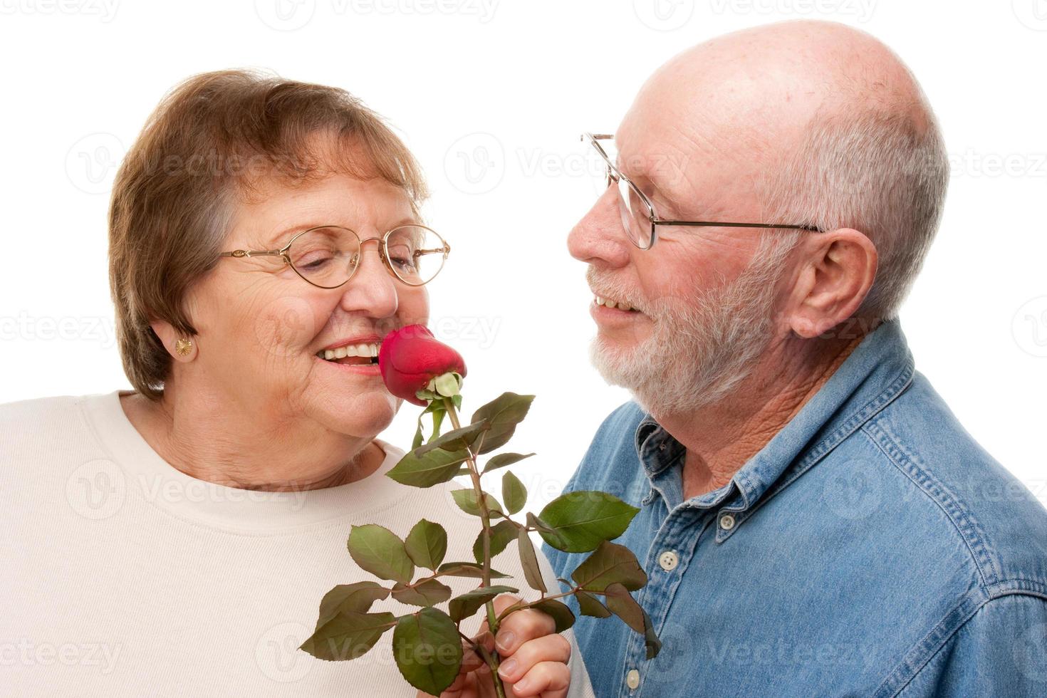 feliz pareja senior con rosa roja foto