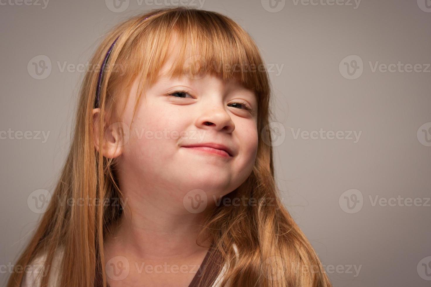 divertido retrato de una adorable chica pelirroja en gris foto