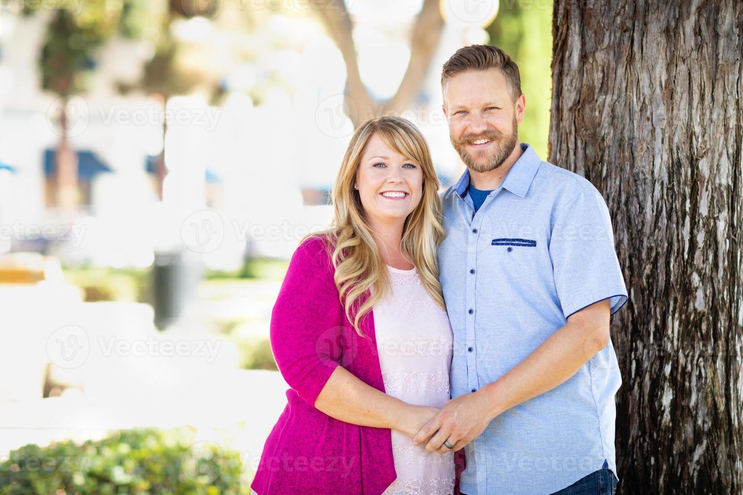 retrato de una pareja caucásica de adultos jóvenes en el parque foto