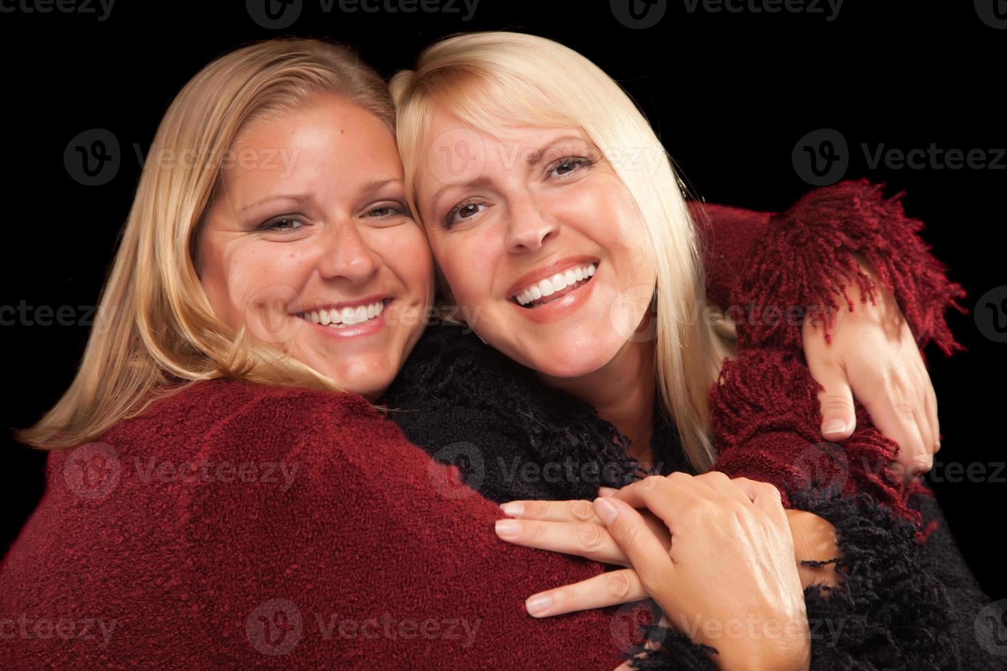 retrato de dos hermosas hermanas sonrientes foto