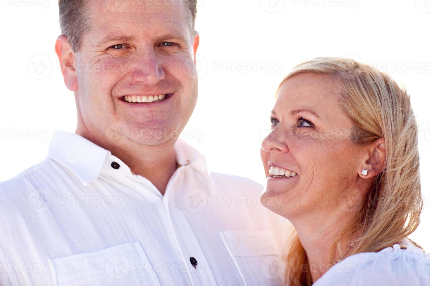 atractiva pareja caucásica divirtiéndose afuera foto