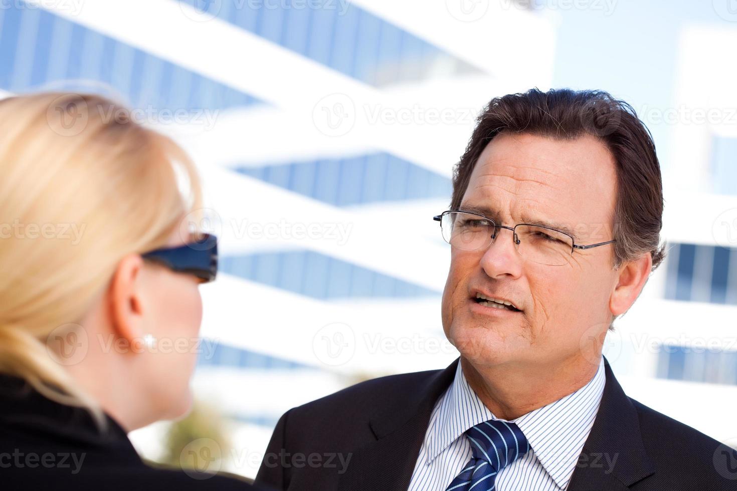 hombre de negocios hablando con una colega foto