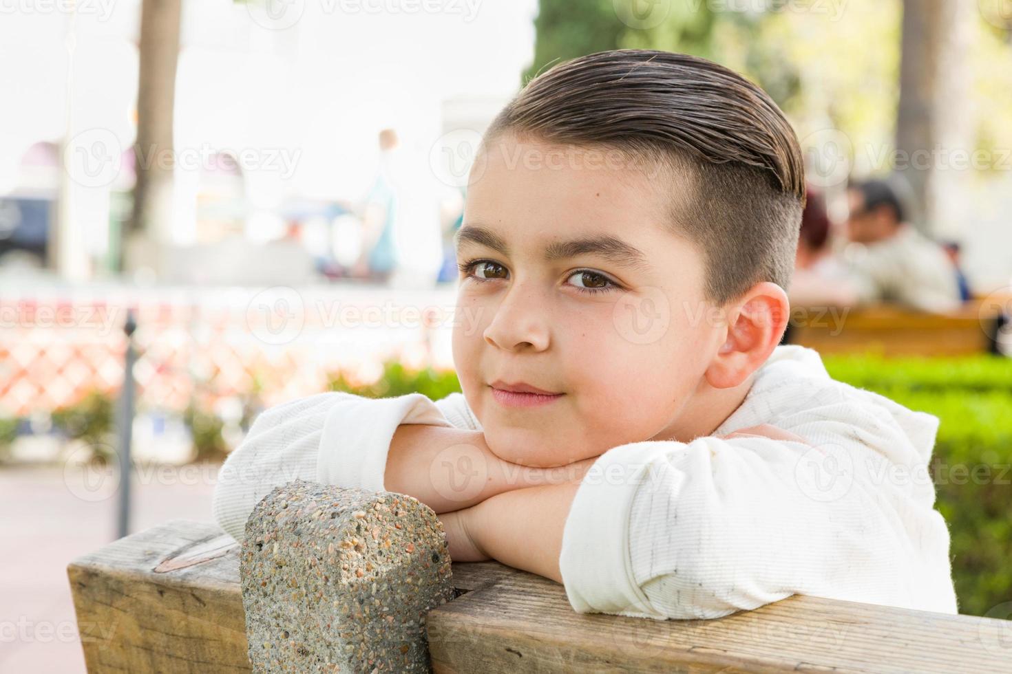 retrato, de, carrera mezclada, joven, hispano, y, caucásico, niño foto