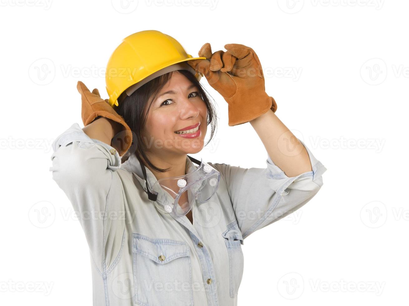 atractiva mujer hispana con casco, gafas y guantes de trabajo