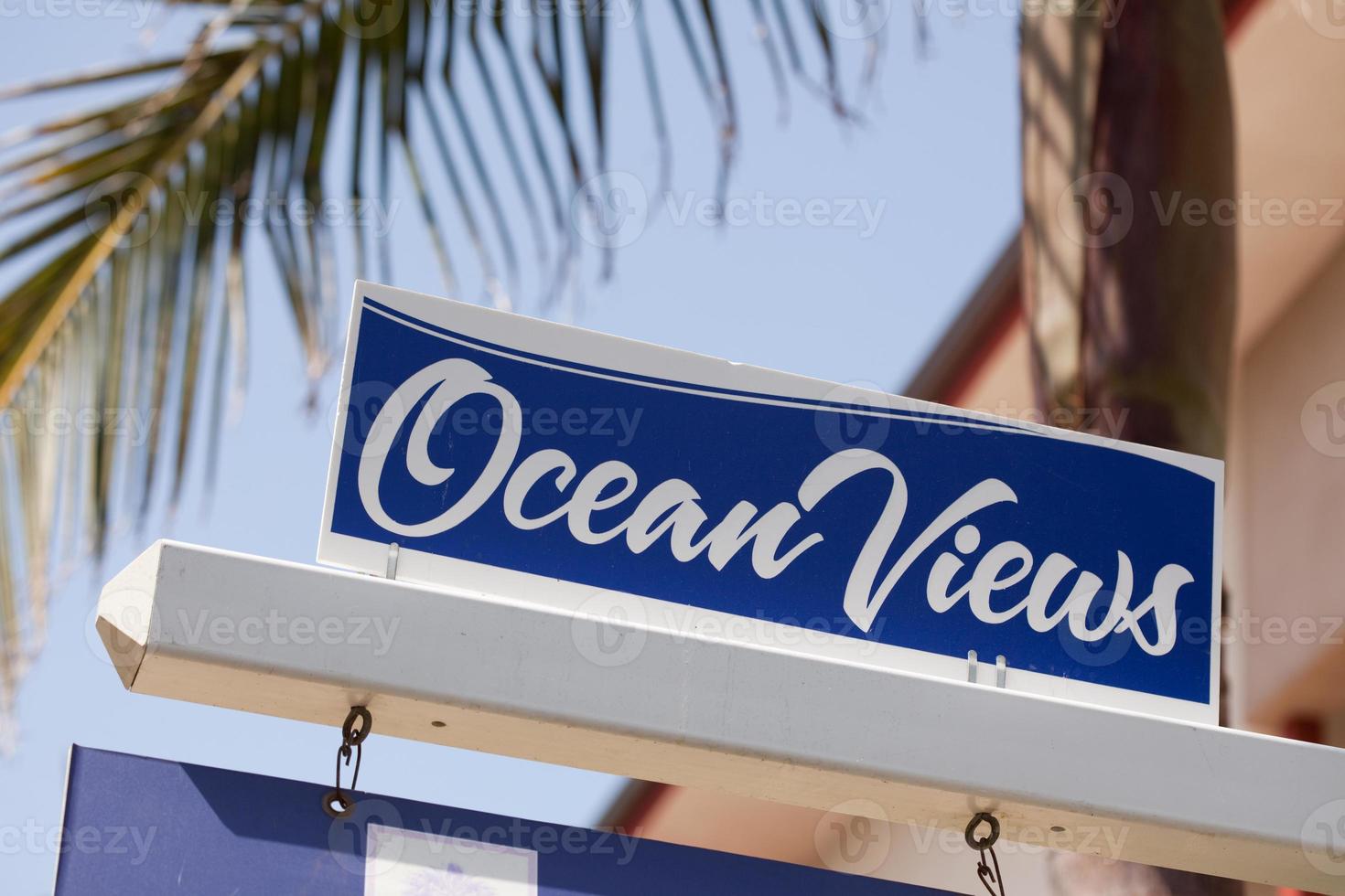 signo de bienes raíces con vista al mar foto