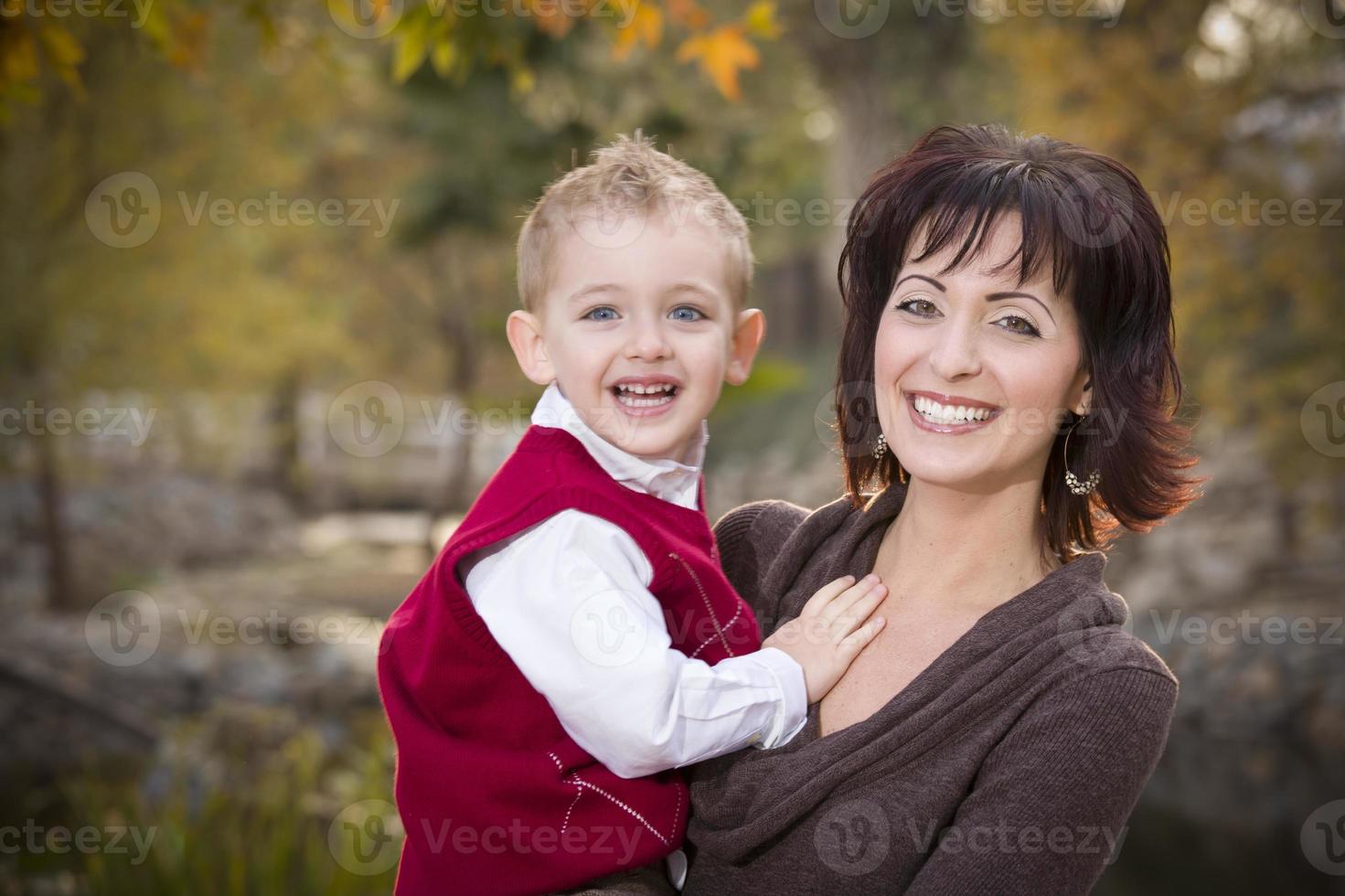 atractivo retrato de madre e hijo afuera foto