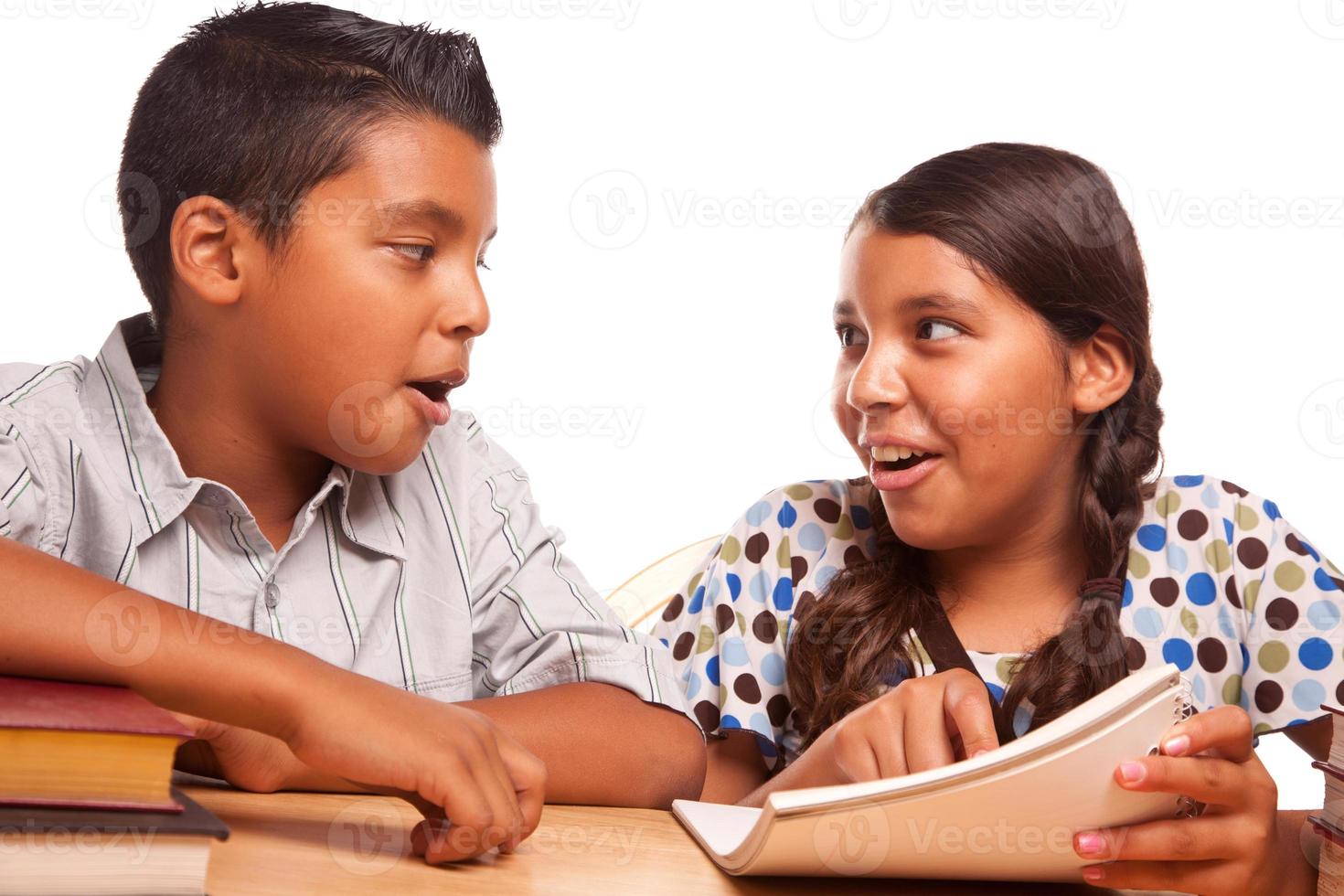 hermano y hermana hispanos se divierten estudiando foto