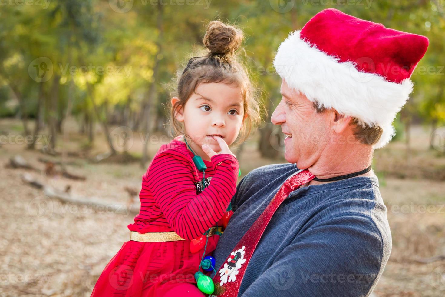 abuelo festivo y niña de raza mixta al aire libre foto