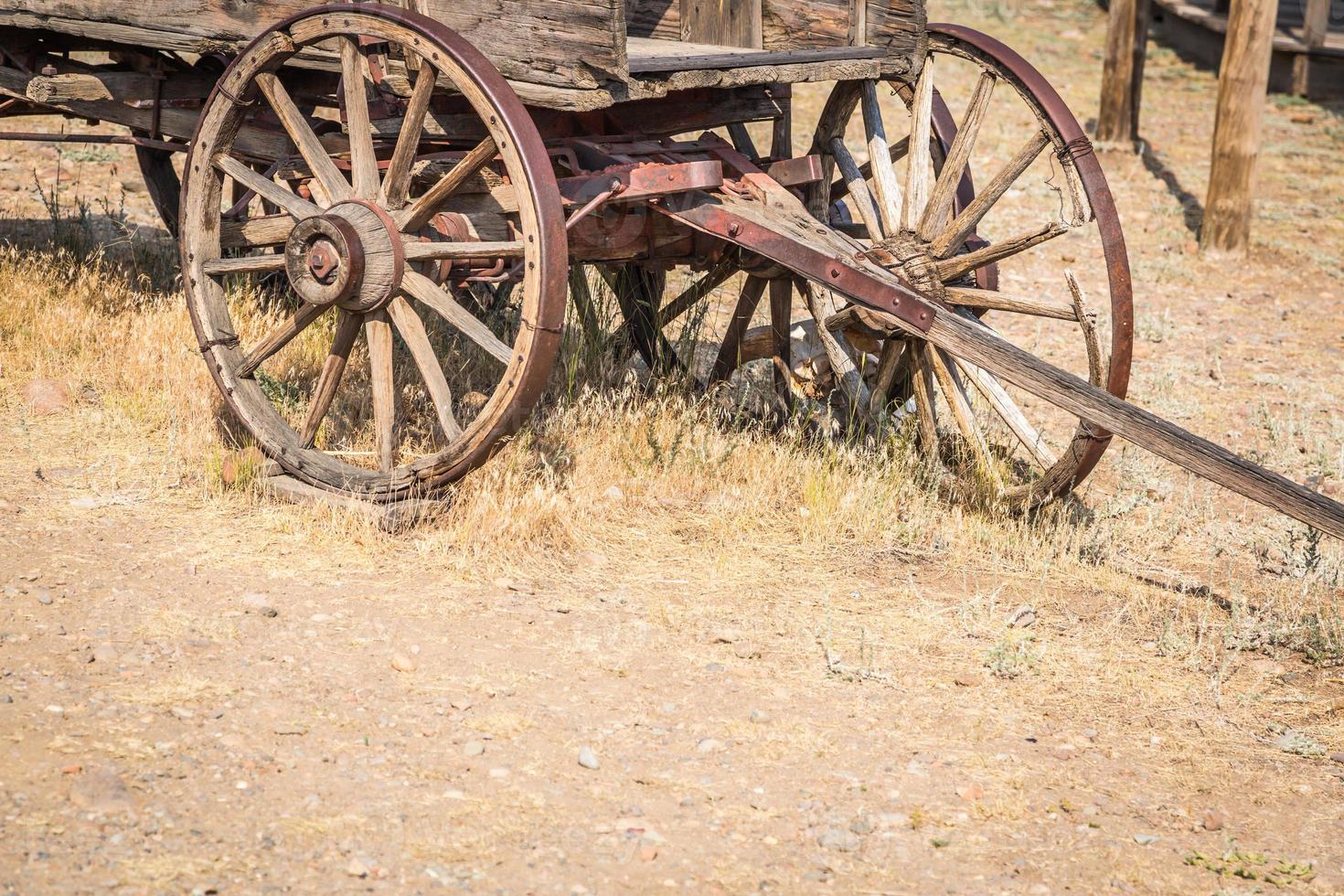 Resumen de vagones y ruedas de madera antigua vintage. foto