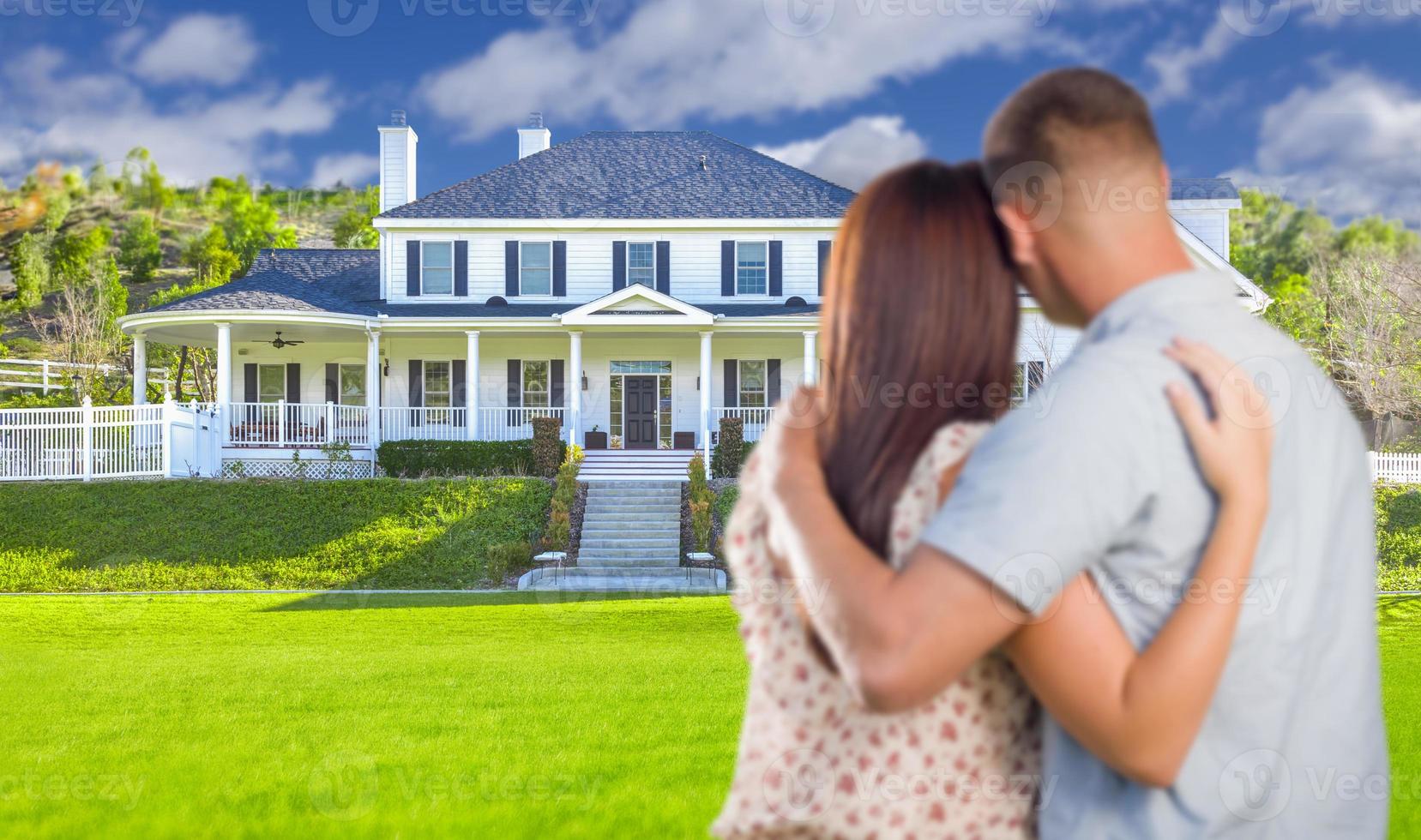 pareja militar mirando una bonita casa nueva foto