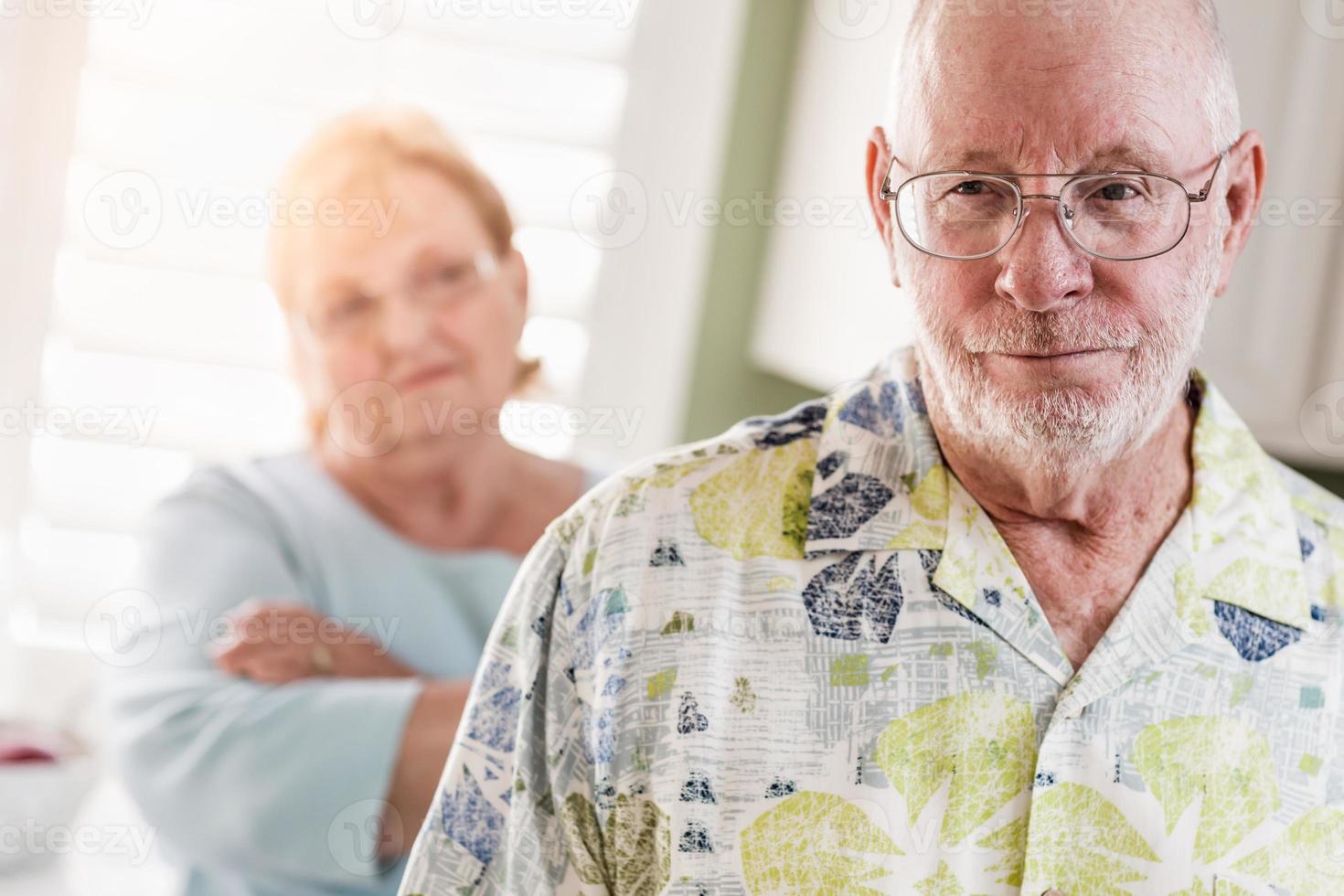 pareja de adultos mayores en disputa o consuelo en la cocina de la casa foto