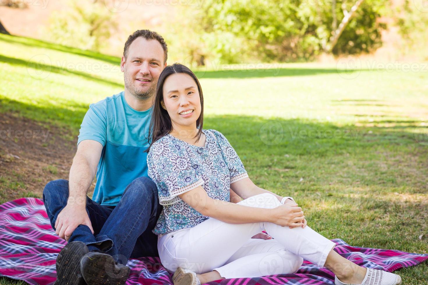 retrato al aire libre de una pareja birracial china y caucásica. foto