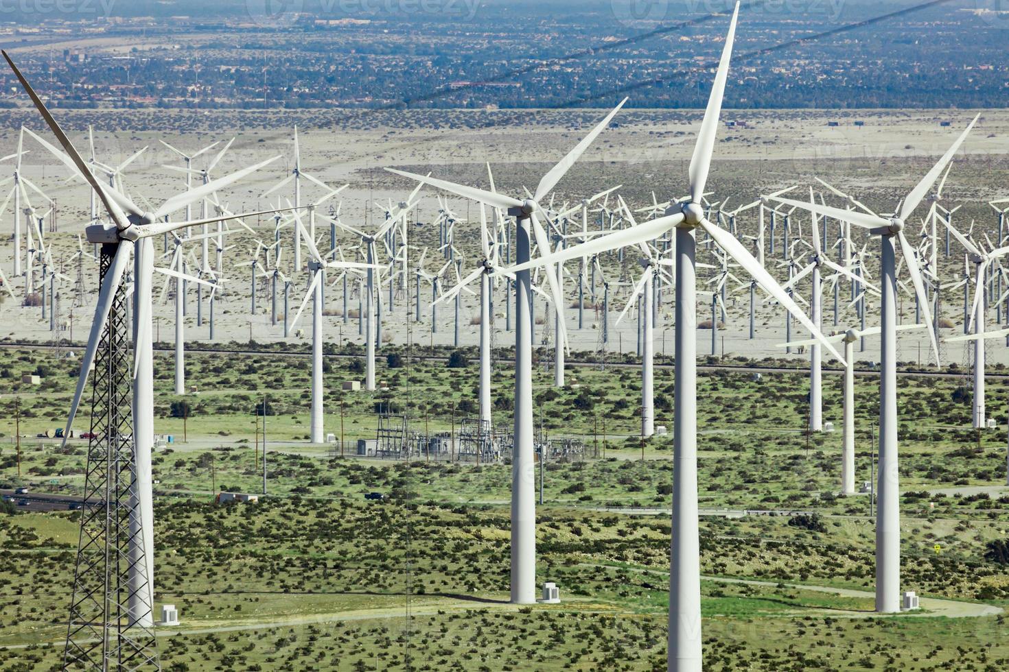 espectacular granja de turbinas eólicas en el desierto de california. foto