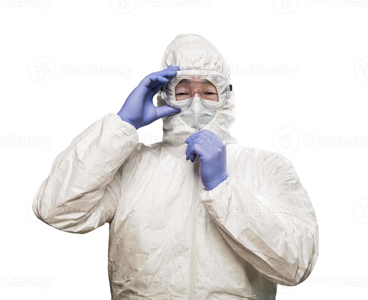 hombre chino con traje hazmat, gafas y máscara aislado en blanco foto