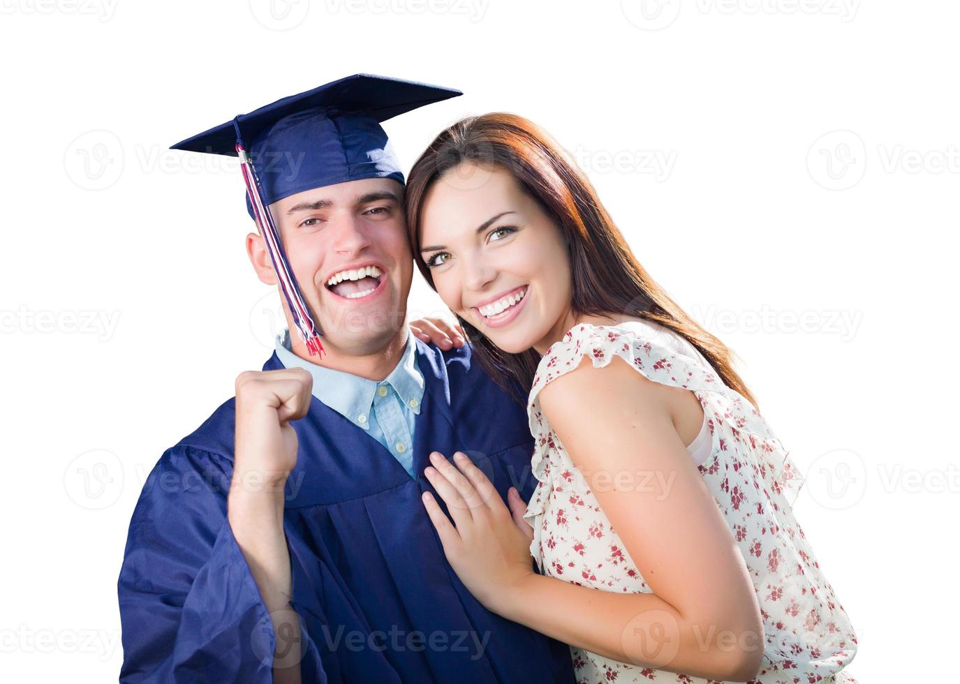 orgulloso graduado masculino en toga y birrete con linda chica aislada en blanco foto