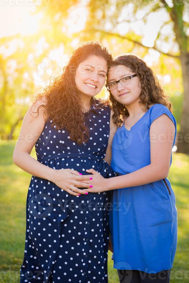 retrato hispano de madre e hija embarazadas en un entorno rural foto